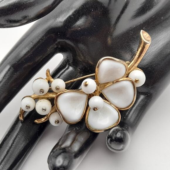 Vintage Trifari White Milk Glass Beaded Brooch - Picture 6 of 8